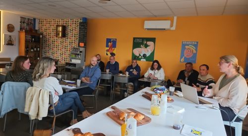 20240514_Matinale_site Les membres du réseau d'affaires Nao Dev en tenues pour visiter les serres de la Piogerie
