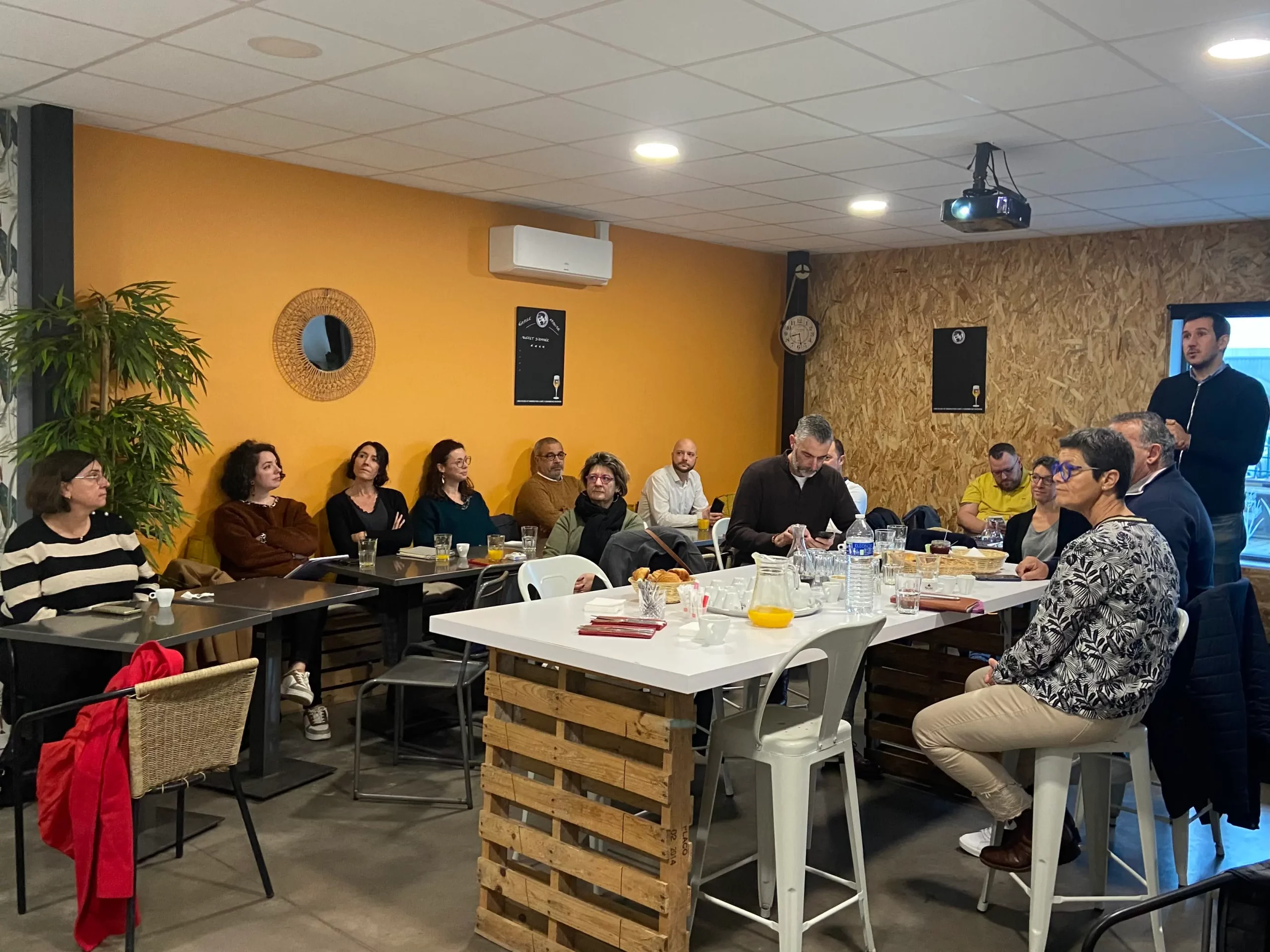 Matinale-NaoDev-PilogeEntreprise (2) Les membres du réseau d'affaires Nao Dev en tenues pour visiter les serres de la Piogerie